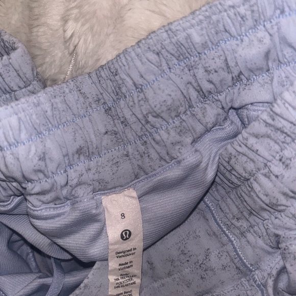 lululemon size 8 hotty hot low rise blue speckled shorts. - Picture 5 of 6